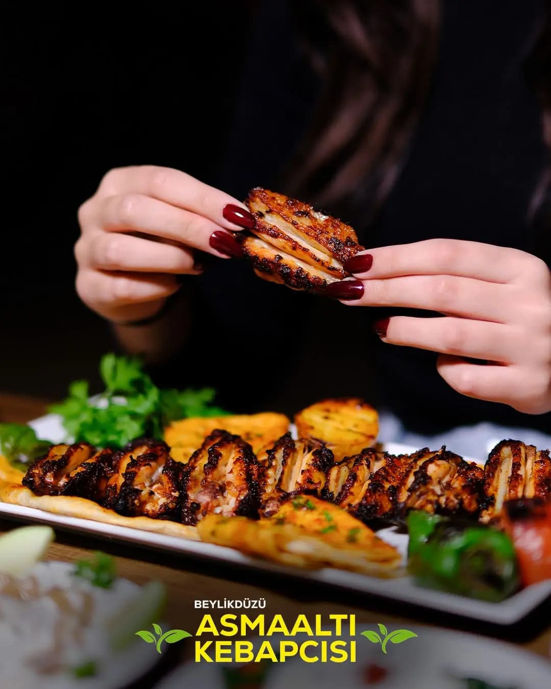 Köz üzerinde közlenmiş tavuk kanat ve közde patates servisi