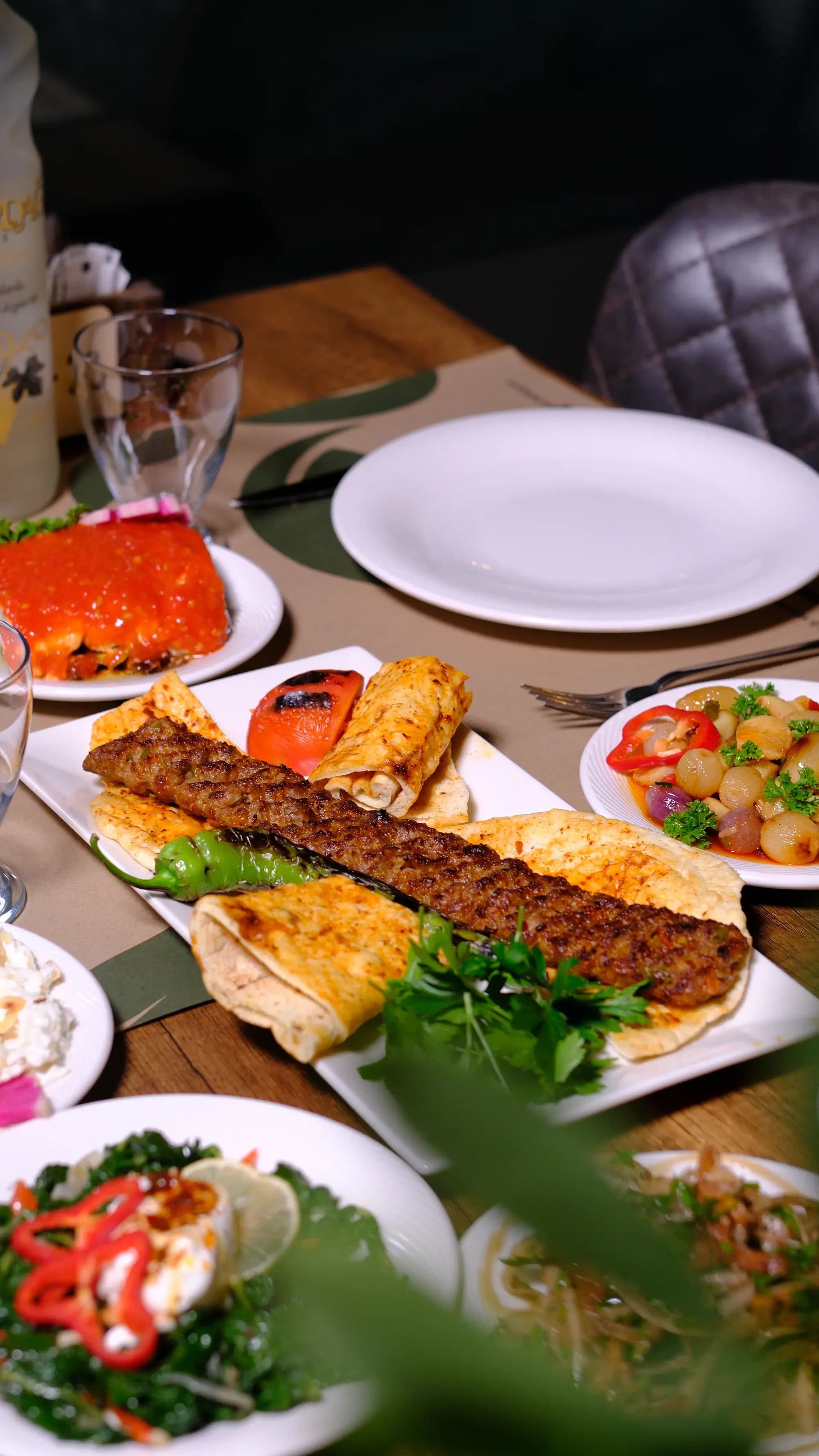 Tabakta ızgara et ve garnitür